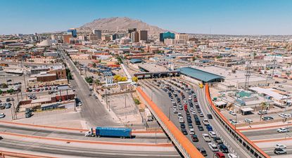 El Paso es vecina de Ciudad Juárez, en la frontera de EE.UU. y México.