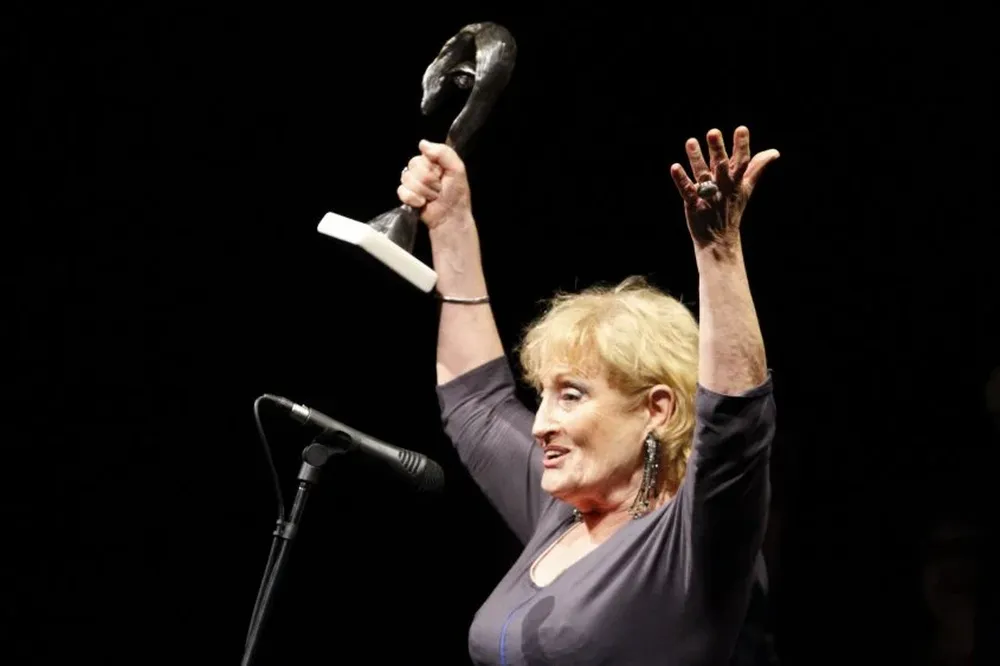 Myriam Gleijer con su Florencio a mejor actriz por Cocinando con Elisa