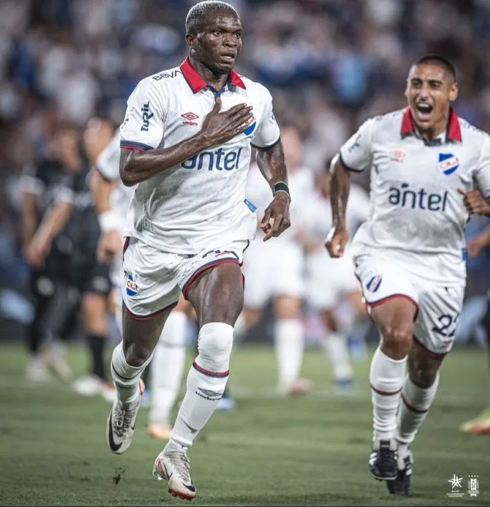 Ebere celebra el primer gol de los albos ante Wanderers