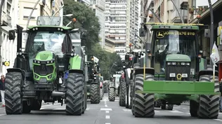 Agricultores españoles participan en una tractorada en Bruselas.