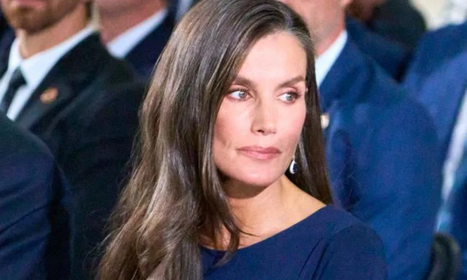 El vestido azul de la Reina Letizia, luto y compromiso con una costurera arrasada por la DANA