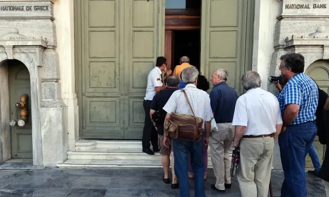 Grecia reanuda pagos de deuda y reabre sus bancos