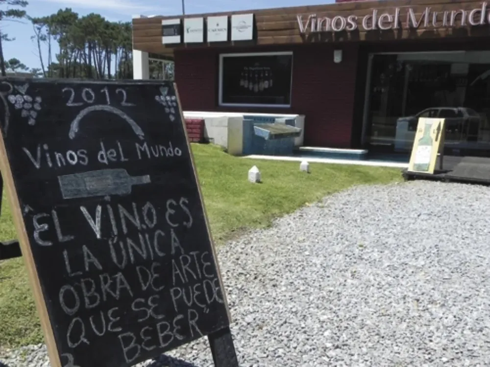 La bienvenida a Vinos del Mundo es un cartel en el que queda claro cómo se vive el sentimiento por esa bebida