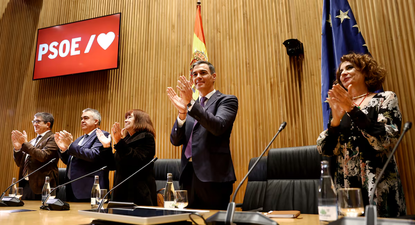 El presidente del Gobierno, Pedro Sánchez (en el centro de la imagen), en la reunión interparlamentaria del PSOE en el Congreso