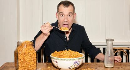 El doctor Chris van Tulleken aboga por una mayor regulación de los alimentos ultraprocesados.