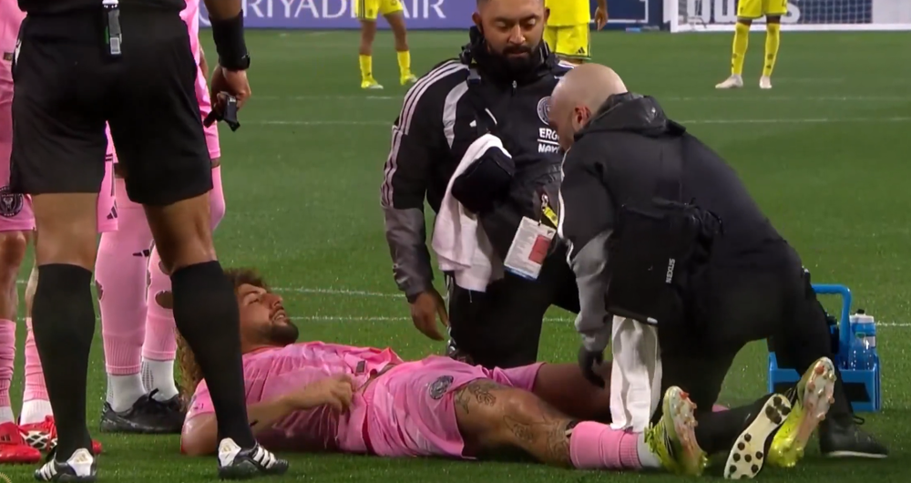 Maximiliano Falcón es atendido por los médicos del Inter Miami