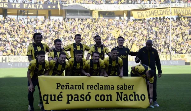 Los jugadores con la pancarta
