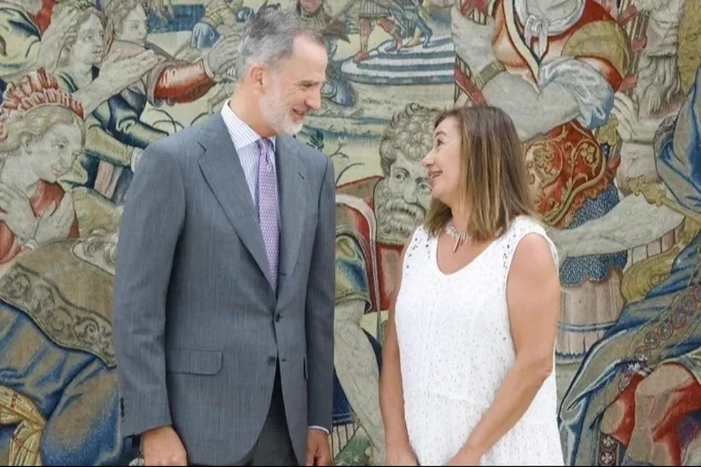 El Rey Felipe VI con la presidenta del Congreso, Francina Armengol.