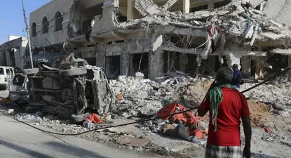 Dos vehículos cargados con explosivos estallaron en una concurrida avenida céntrica de la ciudad de Mogadiscio, la capital Somalia