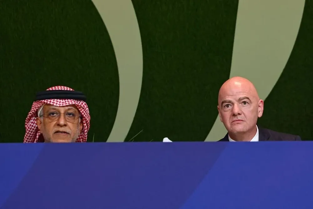 Gianni Infantino y Salman Bin Ibrahim Al-Khalifa, presidente de la Confederación asiática