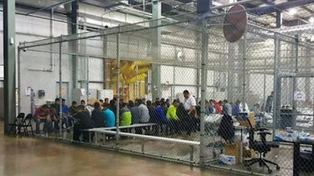 Las autoridades publicaron esta imagen de inmigrantes dentro de una gran jaula. Periodistas aseguraron que vieron a niños no acompañados en condiciones similares.