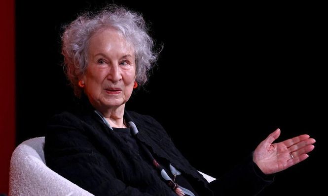 La escritora Margaret Atwood reaccionó con una sátira a la prohibición de su popular obra en las escuelas de Canadá.
