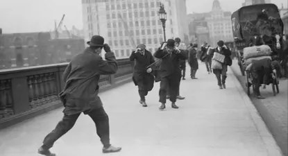 Mejor agarrarse bien el sombrero si la caminata incluye cruzar un puente sobre el Támesis un día ventoso.