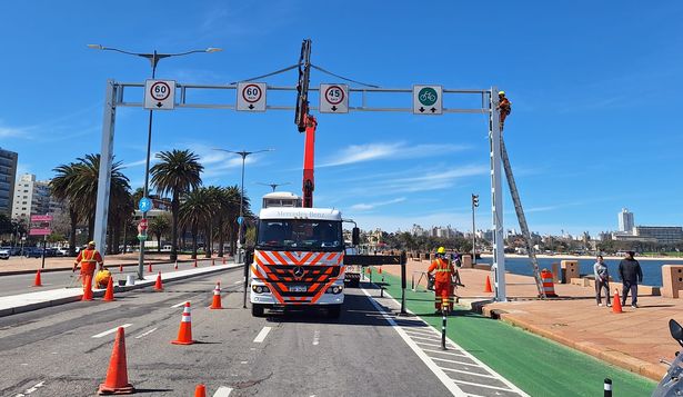 Los nuevos carteles que indican las velocidades máximas en cada carril de la Rambla