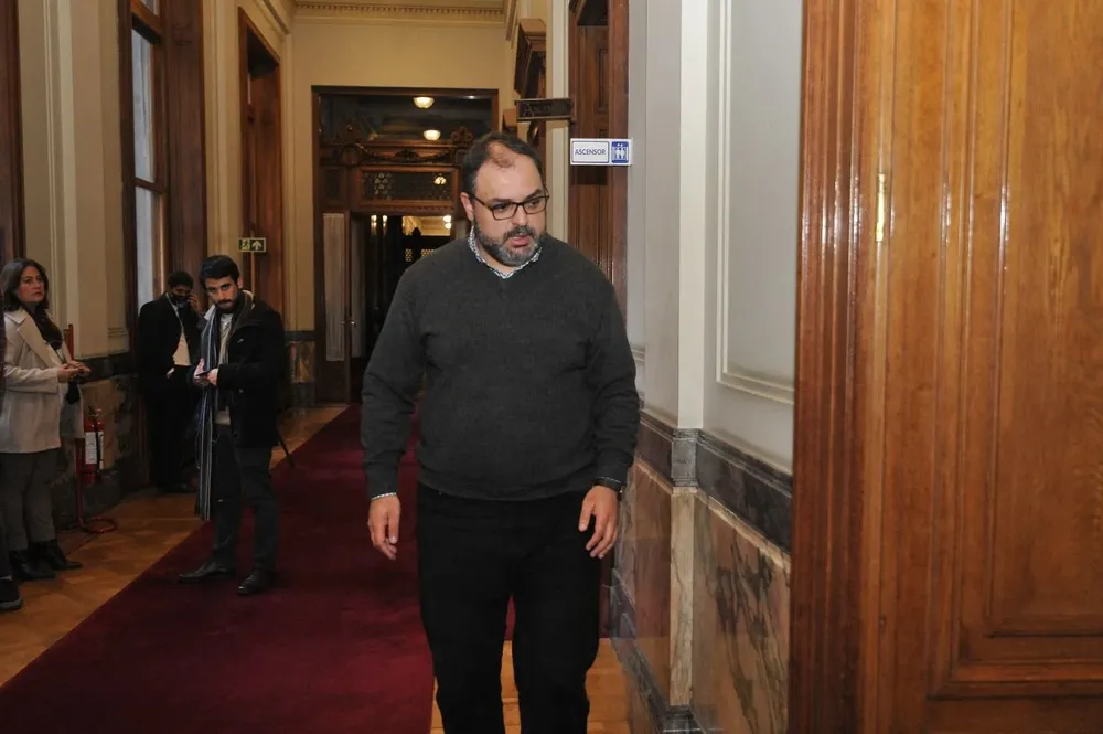 Carrera, miembro interpelante, brindó una conferencia de prensa la noche de este miércoles en el Parlamento