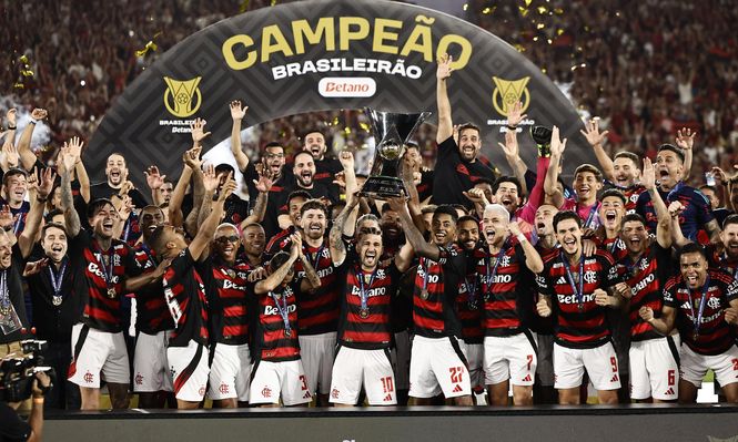 Giorgian de Arrascaeta levanta la copa y Flamengo celebra la obtención del Brasileirao