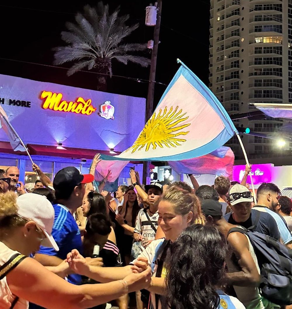 Los argentinos celebrando un triunfo de la selección frente al local Manolo, en North Miami.