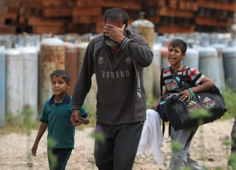 Desplazados lloran después de abandonar sus hogares mientras las fuerzas iraquíes avanzan
