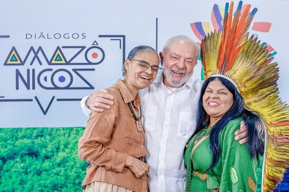 La ministra de Medio Ambiente María Silva, el presidente Lula da Silva y la ministra de Pueblos Indígenas en la cumbre de Belem