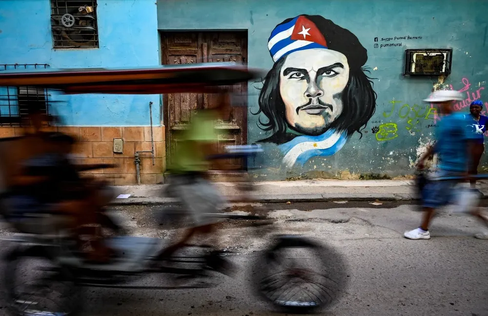 Archivo. Un mural pintado con la cara del revolucionario argentino Ernesto Che Guevara en La Habana, Cuba