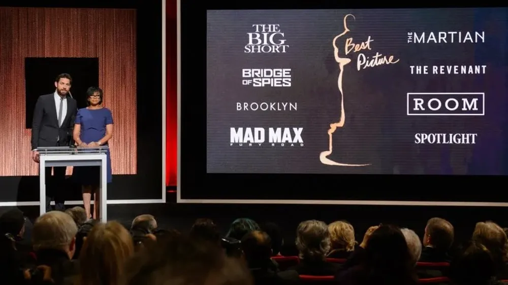 John Krasinski y la presidenta de la Academia, Cheryl Boone Isaacs, en el anuncio de nominados de 2016