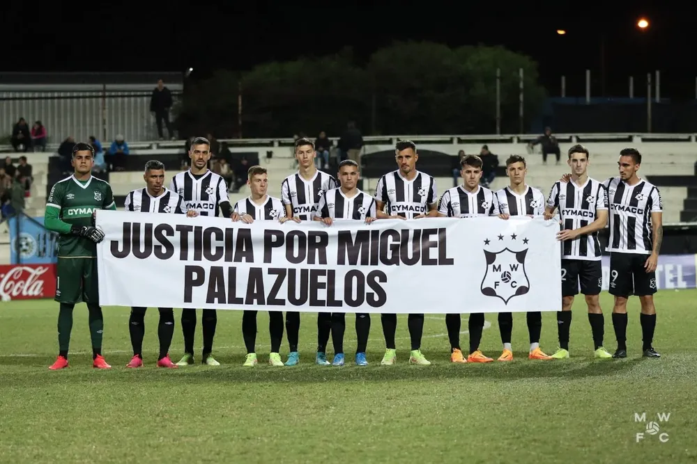 El plantel de Montevideo Wanderers pidiendo justicia por Miguel Palazuelos