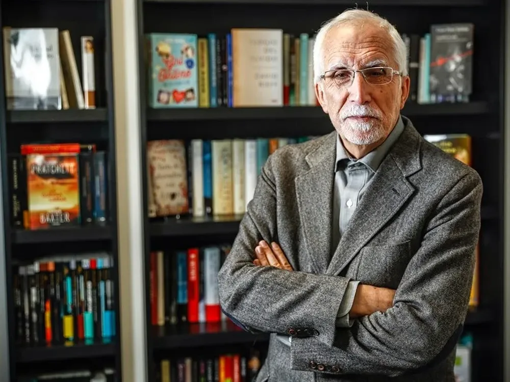 El escritor Luis Mateo Diez, en su casa en Madrid, en noviembre de 2020