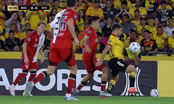 El duro pisotón de Enzo Pérez a un jugador uruguayo que Wilmar Roldán no sancionó con roja y que enfureció a hinchas de Boca Juniors; mirá por qué