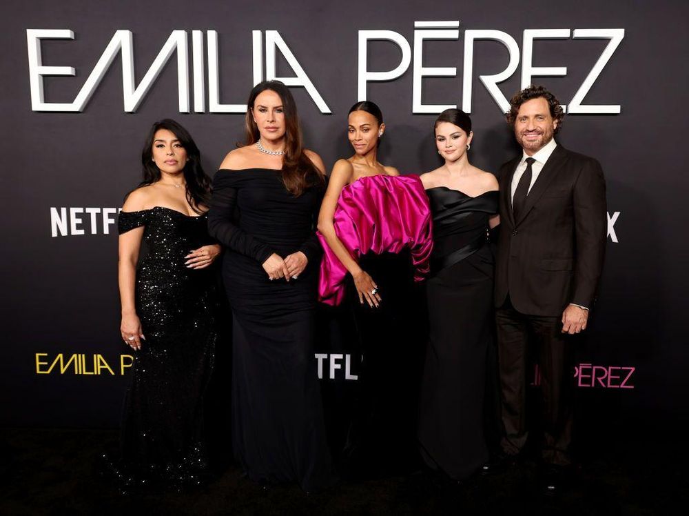 Adriana Paz, Karla Sofía Gascón, Zoe Saldaña, Selena Gomez y Édgar Ramírez en el estreno de "Emilia Pérez" en Los Ángeles.