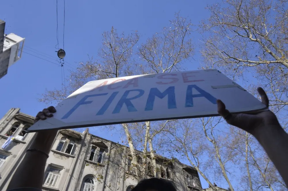 Festejos en la sede del PIT-CNT el día de la entrega de firmas