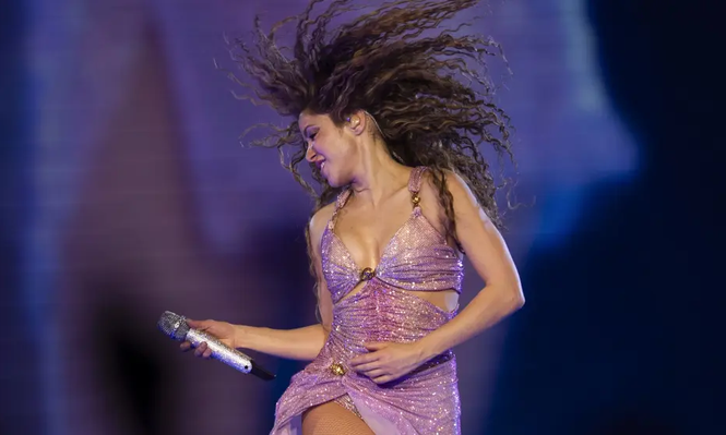 Shakira, en una de las presentaciones de su gira Las mujeres no lloran.