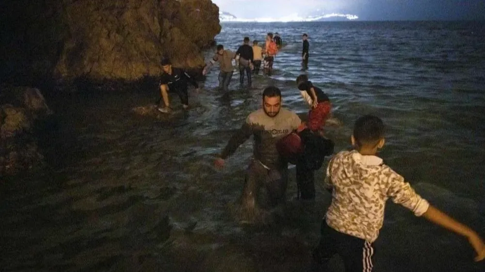 Los migrantes aprovecharon la marea baja para intentar cruzar la frontera; entre ellos, cientos de menores de edad