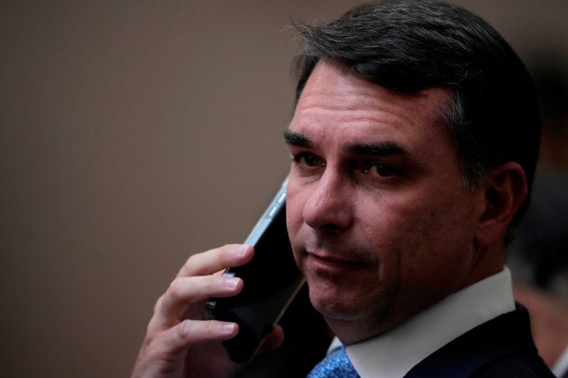 Flávio Bolsonaro, en el ojo de la tormenta: el escándalo que salpicó al senador brasileño y le dio ventaja electoral a Lula
