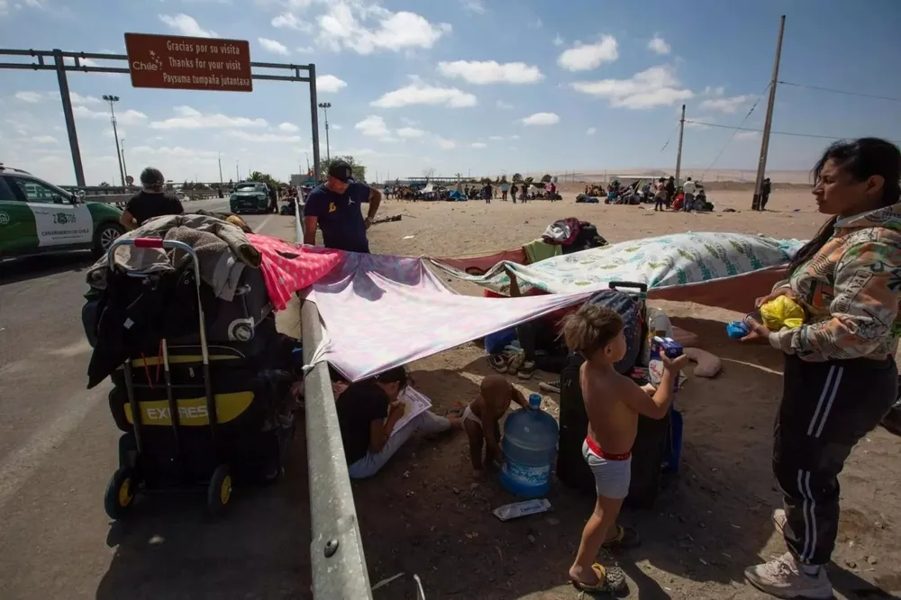 Cientos de migrantes se aglomeran en el paso fronterizo entre Tacna (Perú) y Arica (Chile)