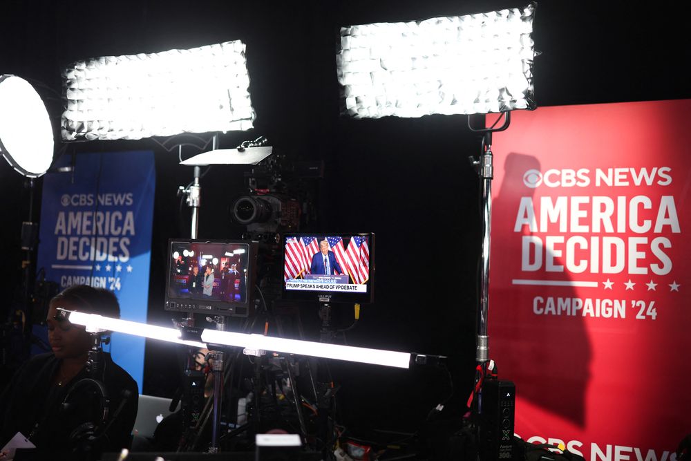 Set del debate entre JD Vance y Tim Walz por CBS