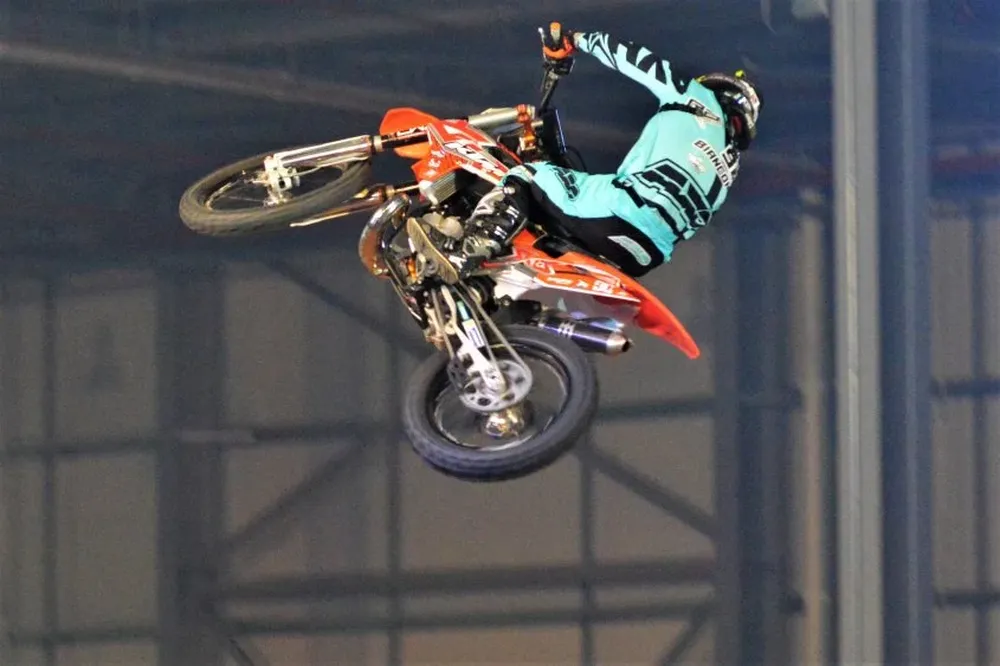 Las motocross vuelan varios metros sobre el aire