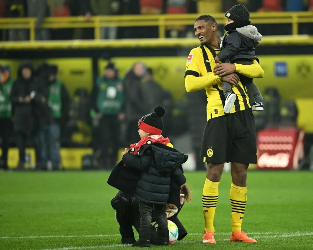 Sébastien Haller y su hijo luego de haber debutado este domingo tras superar el cáncer
