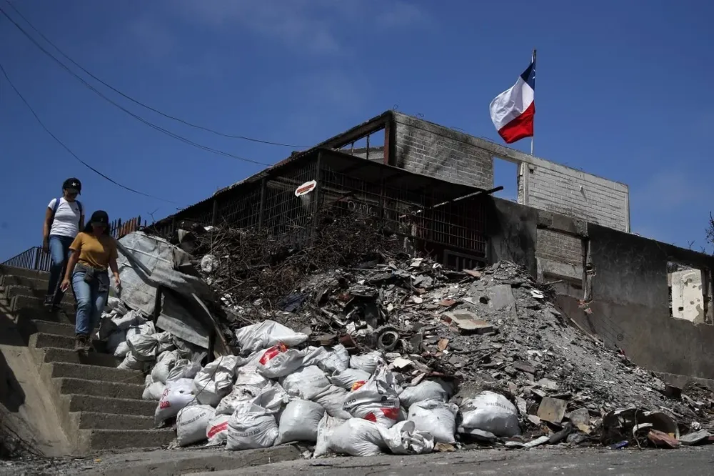 Ante la falta de alternativas para reubicar a miles de familias, sería necesario por lo menos levantar casas de hormigón o cemento y regularizar los asentamientos.