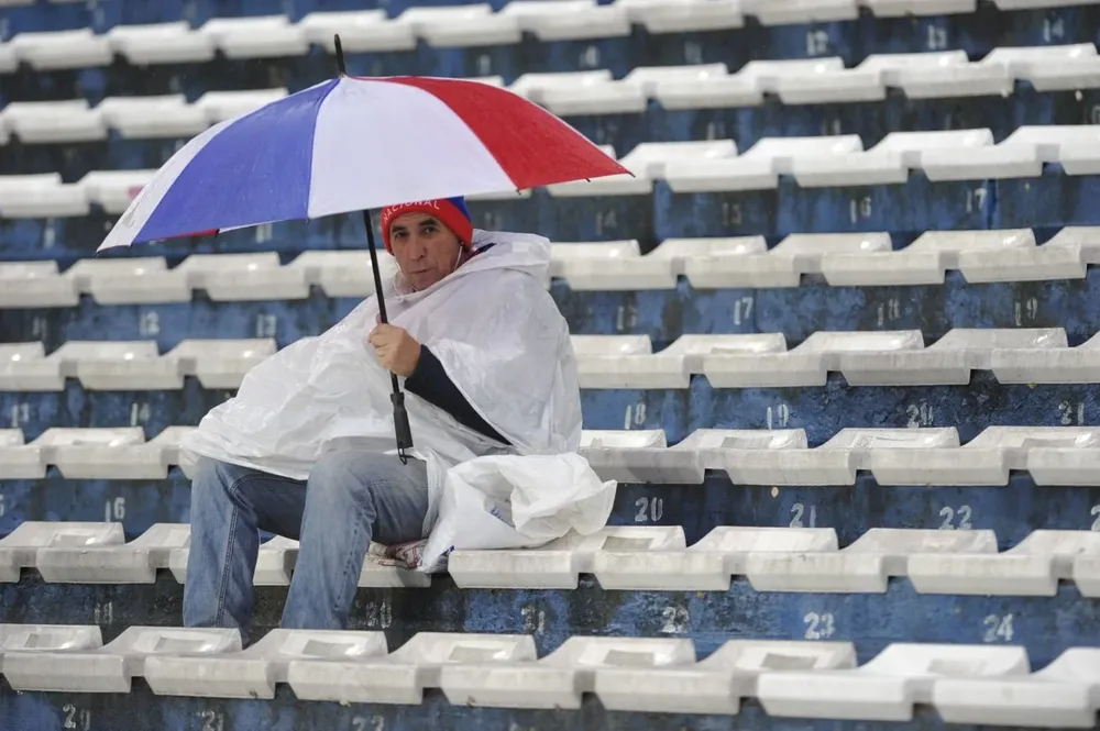 El hincha que abrió el paraguas