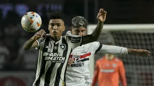 El delantero de Botafogo, Igor Jesus, y el defensa argentino de Sao Paulo, Alan Franco  