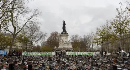 Plaza de la República en París cubierta de zapatos para simbolizar a todos los que, por la prohibición derivada del estado de emergencia, no habían podido manifestarse por el cambio climático.
