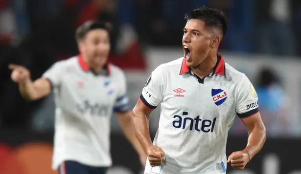 Lozano, gran figura frente a Libertad