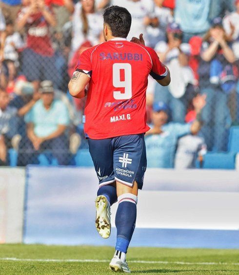 Maximiliano Gómez celebra el 2-0 que marcó para Nacional ante Cerro Largo