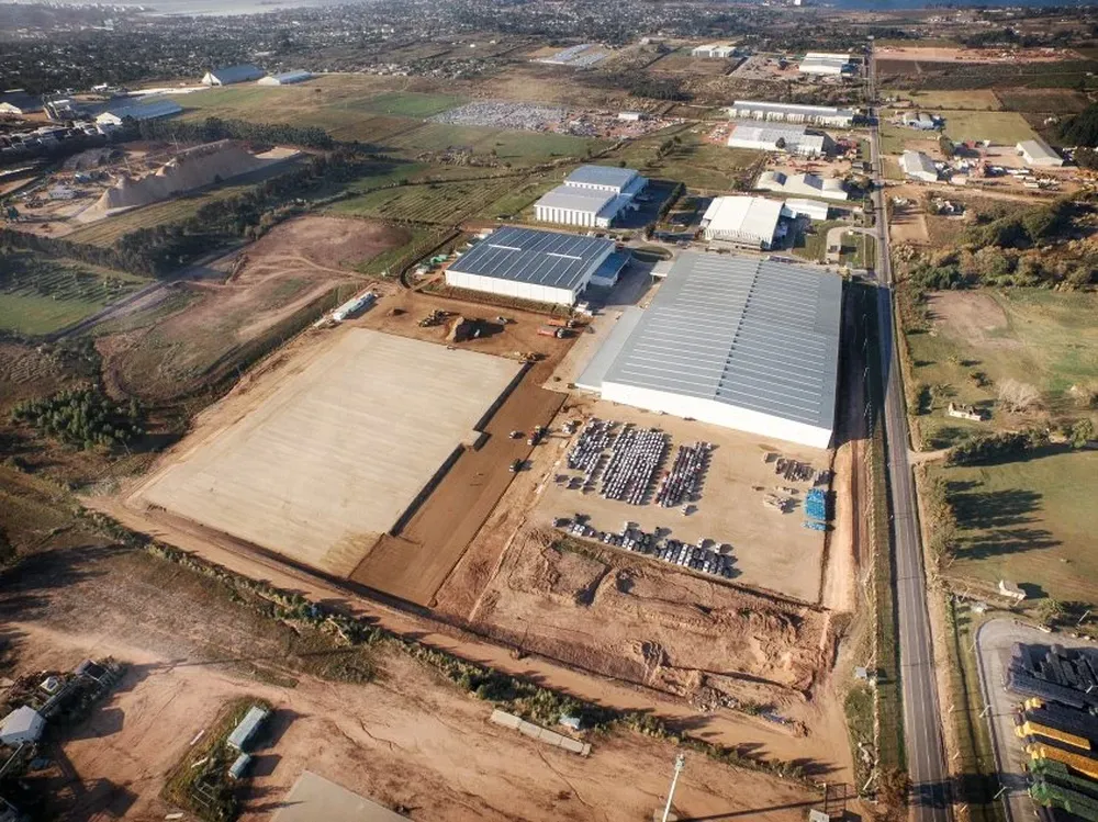 El Polo Oeste se ubica en Camino Bajo de la Petisa, cerca de la Ruta 1