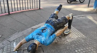 Así quedó la estatua de Luis Suárez en Salto luego de los festejos de los hinchas de Peñarol por su 131 aniversario