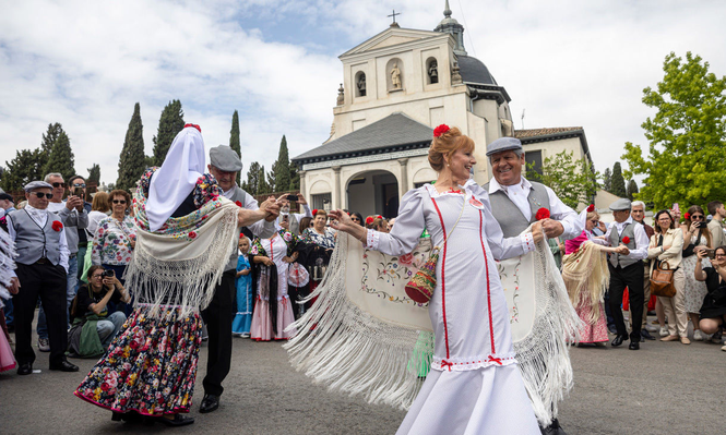 Chulapas y chulapos celebran San Isidro, día de Madrid