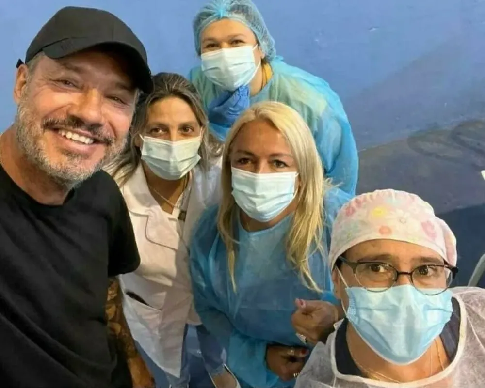 Tinelli pasó por el Campus de Maldonado a vacunarse con el refuerzo de Pfizer