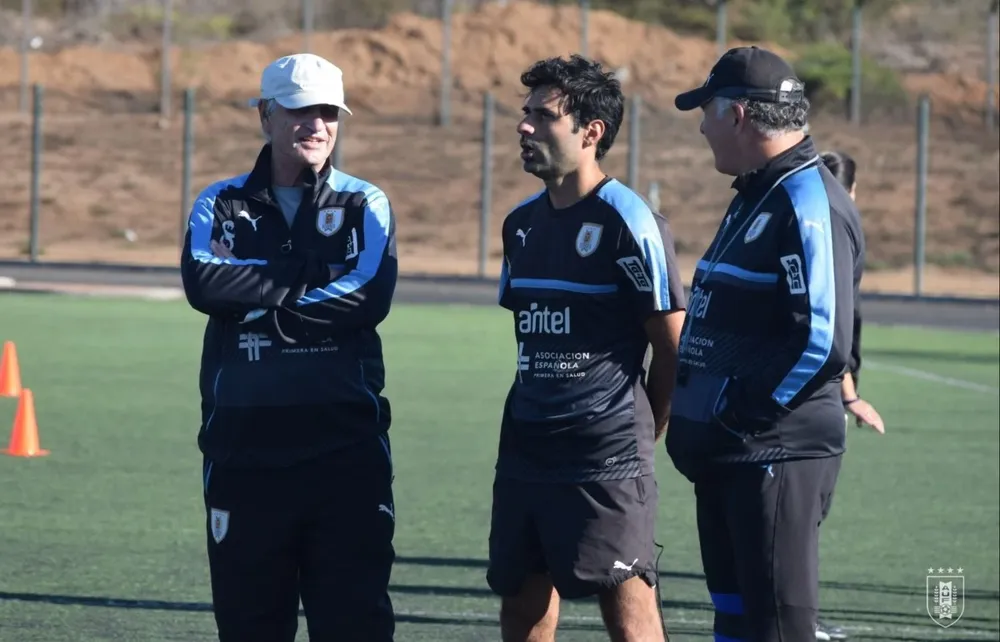 Ariel Longo y parte de su cuerpo técnico