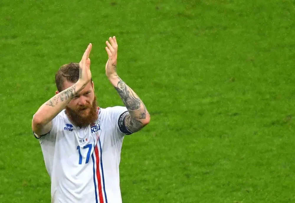 Aron Gunnarsson saluda a sus hinchas