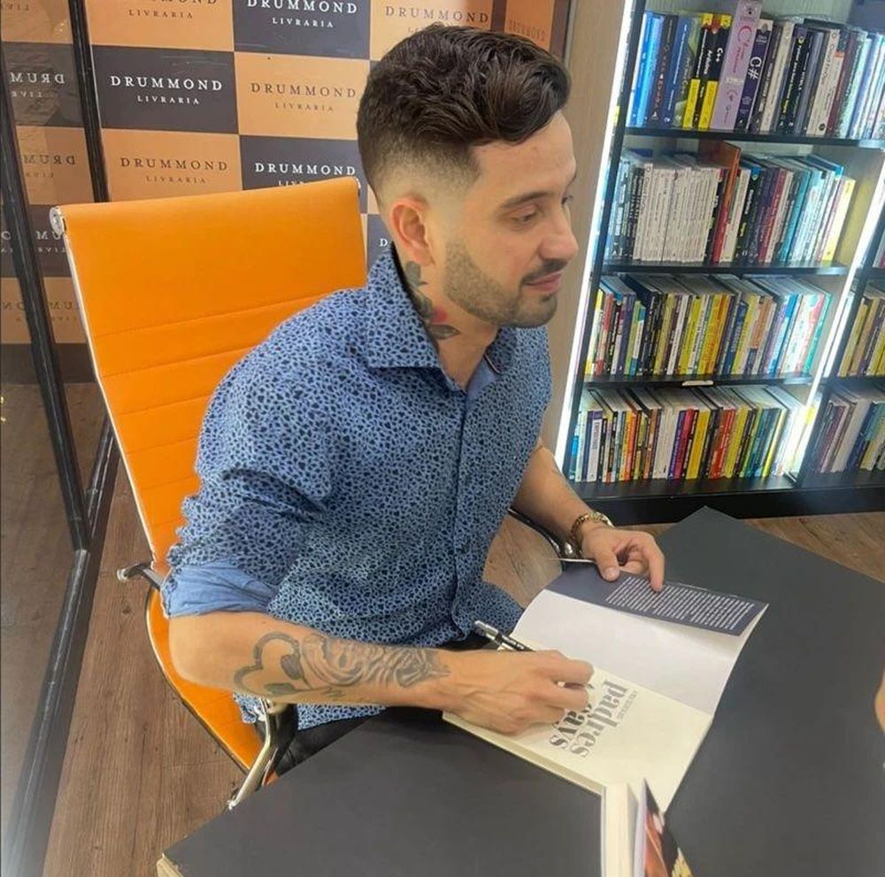 El especialista Brendo Silva, en una foto promocional durante el lanzamiento del libro.